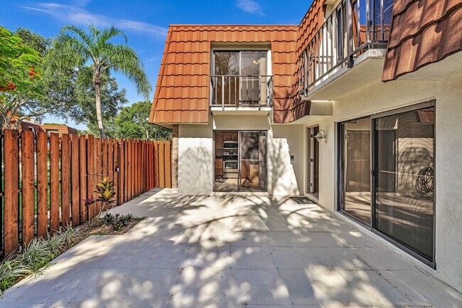 Building Photo - 3113 San Fernando Dr
