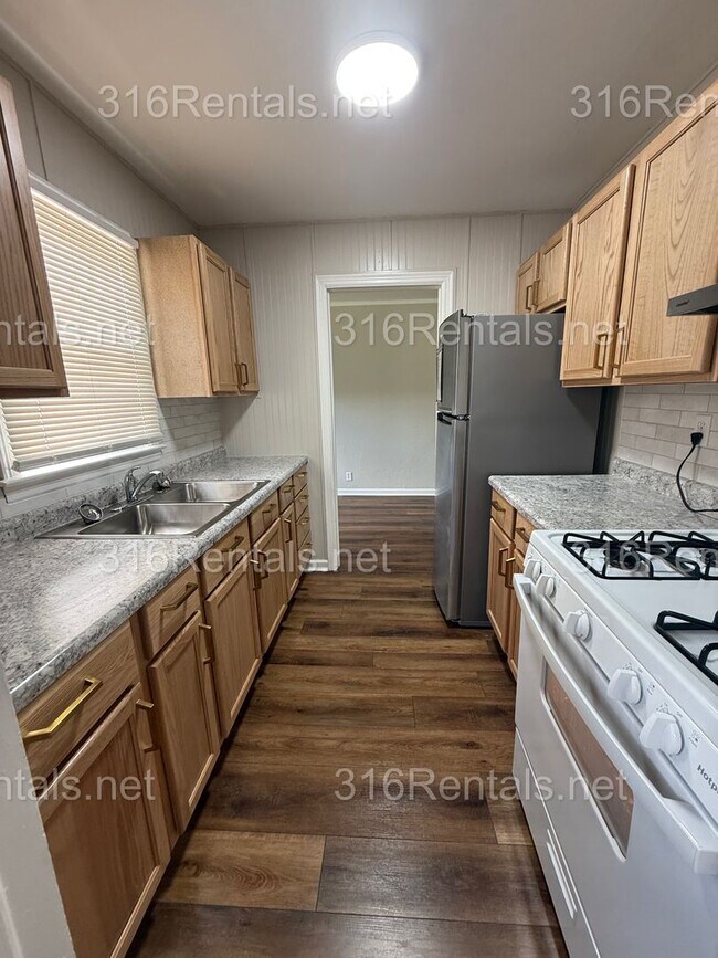 Building Photo - $1345 - 4 bed 1 bath - Single Family Home