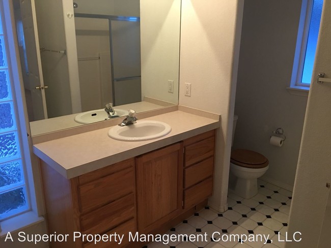 Building Photo - 2325 NE Wintergreen Dr