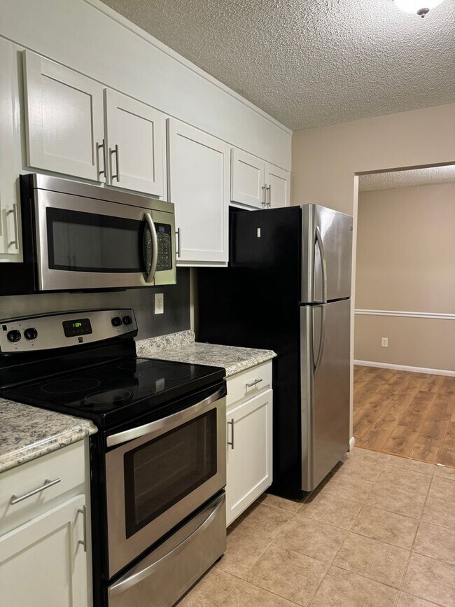 Building Photo - Charming 3 BR 1.5BA Brick & Vinyl Ranch
