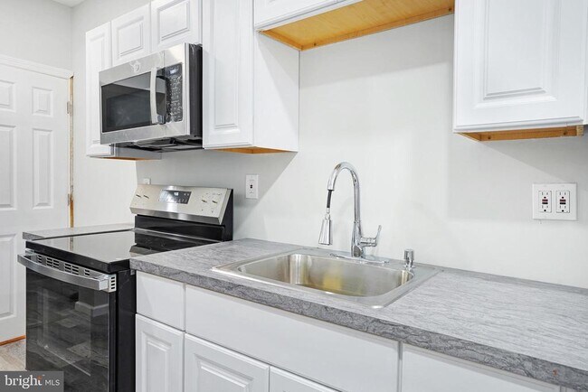 Building Photo - 565 Line St