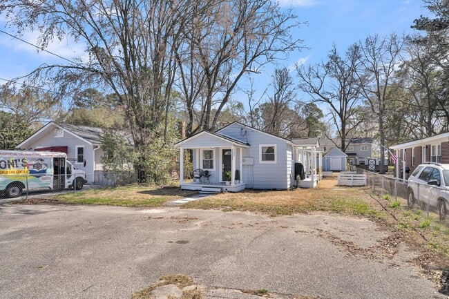 Building Photo - Charming Cottage with Modern Upgrades in Hanahan