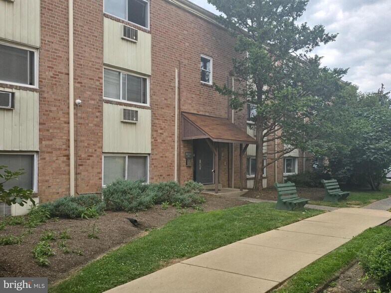 Building Photo - 8125 W Chester Pike