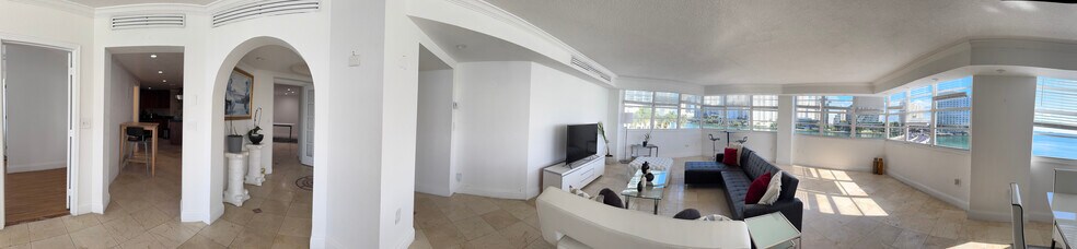 Building Photo - 801 Brickell Bay Dr