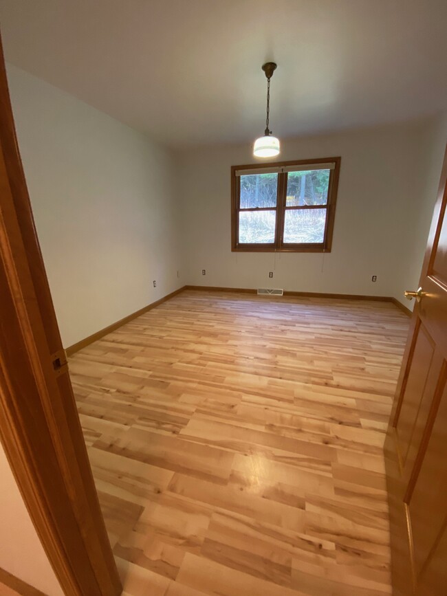 Bedroom 1-en suite bathroom - W7880 WI-23