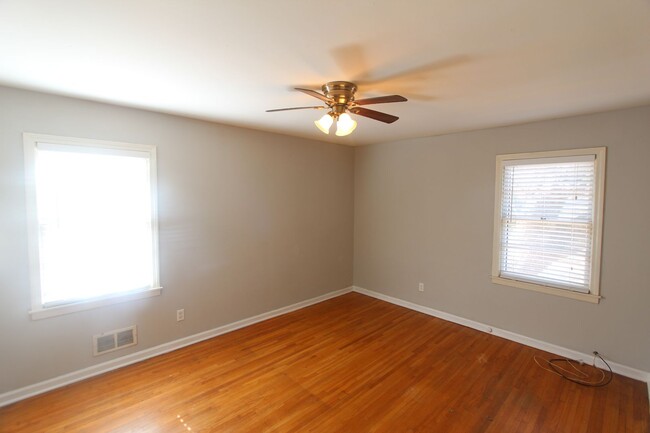 Building Photo - 3 Bedroom, 1 Bath!  New on the Market and ...