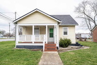 Building Photo - "Cozy 1-Bedroom Haven in Greenfield with E...