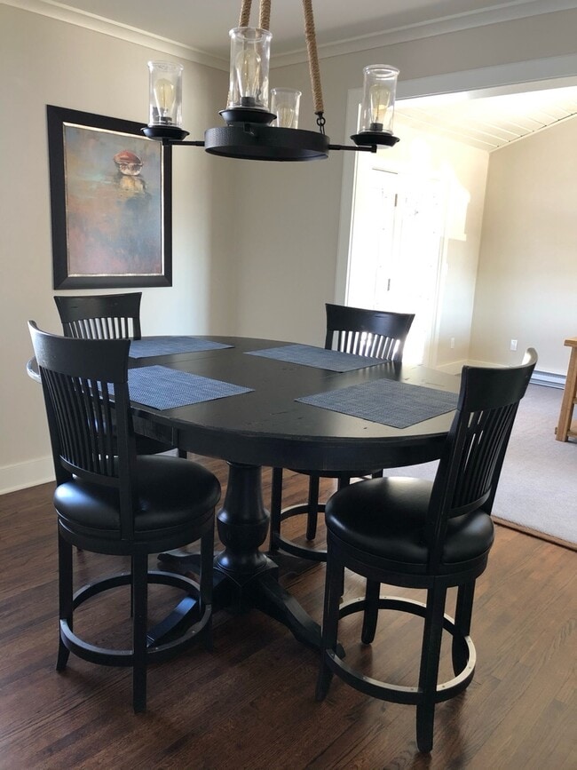 Building Photo - 615 Rice St E