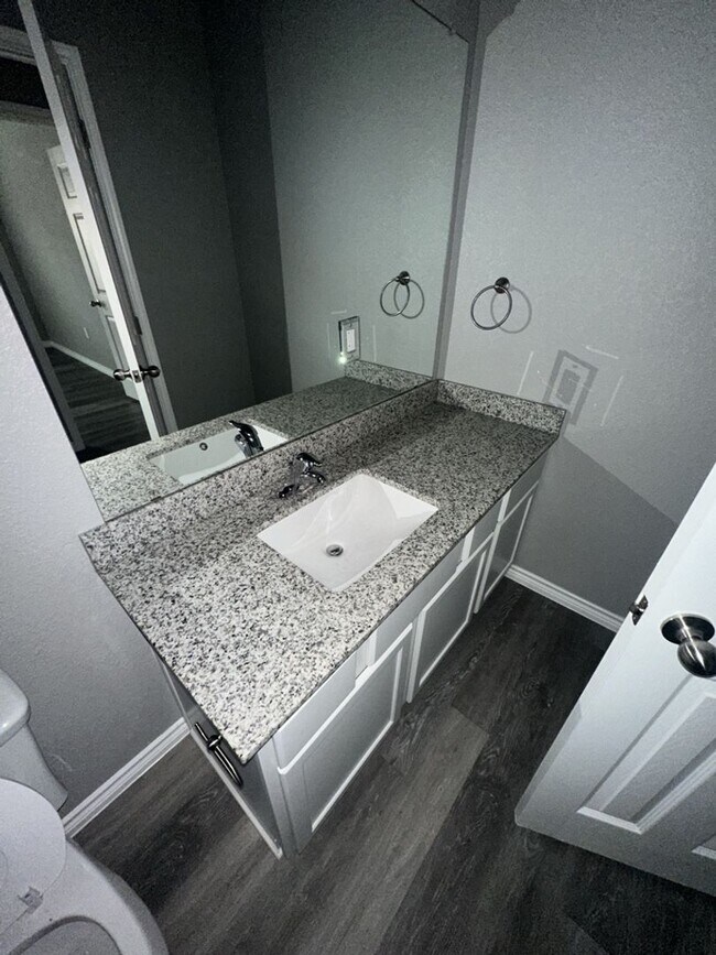 Building Photo - AVAILABLE NOW! (SECTION 8 ACCEPTED)