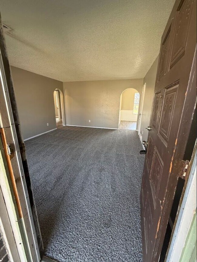 Building Photo - Charming 5 Bedroom House