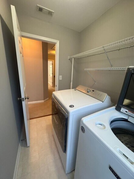 Building Photo - 9240 Friarbridge Dr