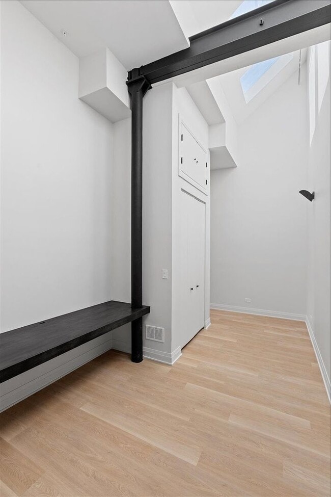 Building Photo - 1934 W North Ave