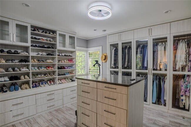 Building Photo - 231 Fluvia Ave