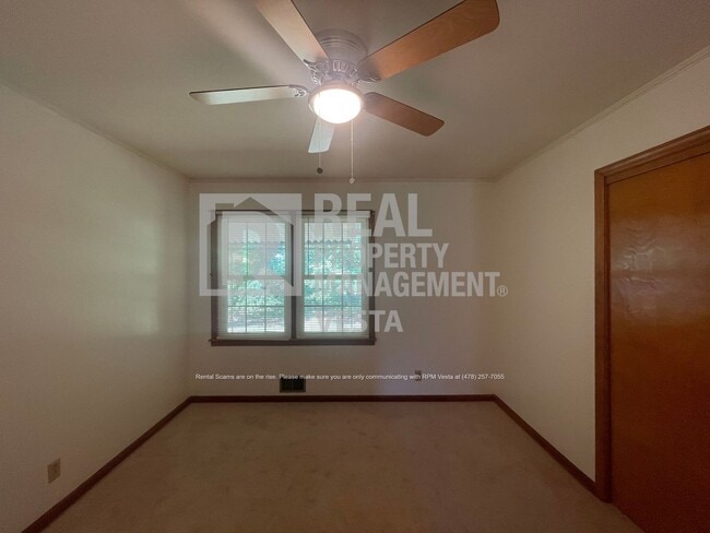 Building Photo - 2562 Bedford Pl