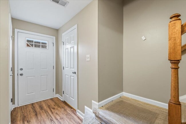 Building Photo - Charming 3-Level Townhome