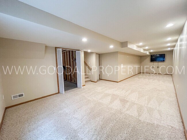 Building Photo - 3 Bedroom, 2.5 Bathroom in West Des Moines
