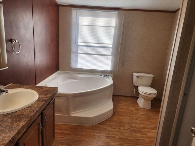 Building Photo - 306 E Spruce St