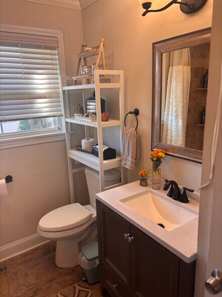 Building Photo - 466 Windsor Dr