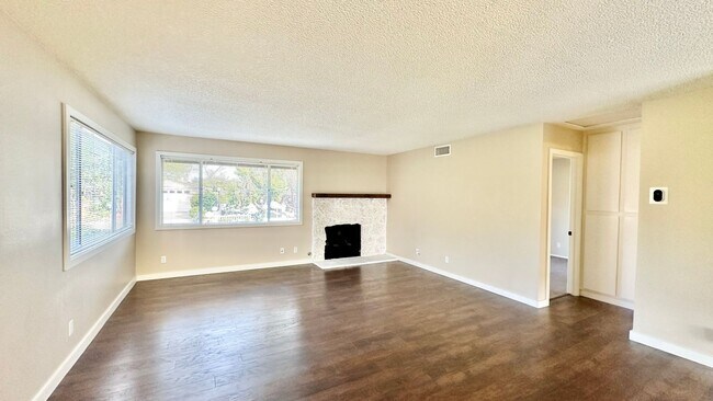Building Photo - Beautifully Remodeled Upstairs Condo Unit with Private Balcony Patio in Downtown Fallbrook!