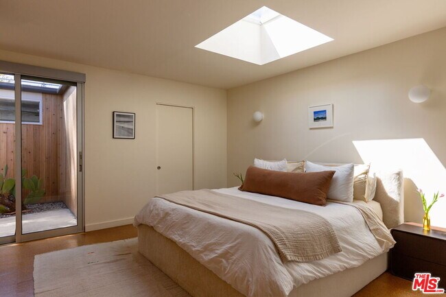 Building Photo - 13025 Addison St