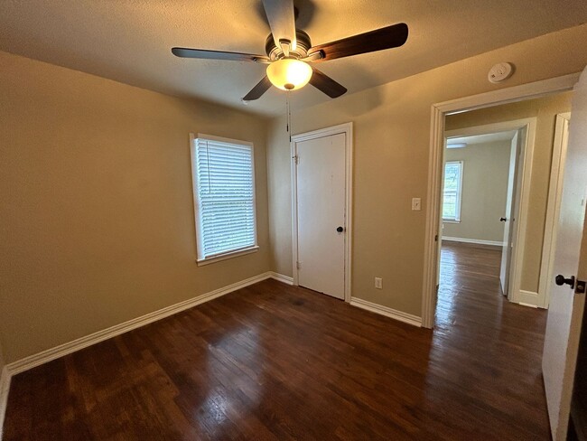 Building Photo - 4/2.5 House With Extra Room Or Office Spac...