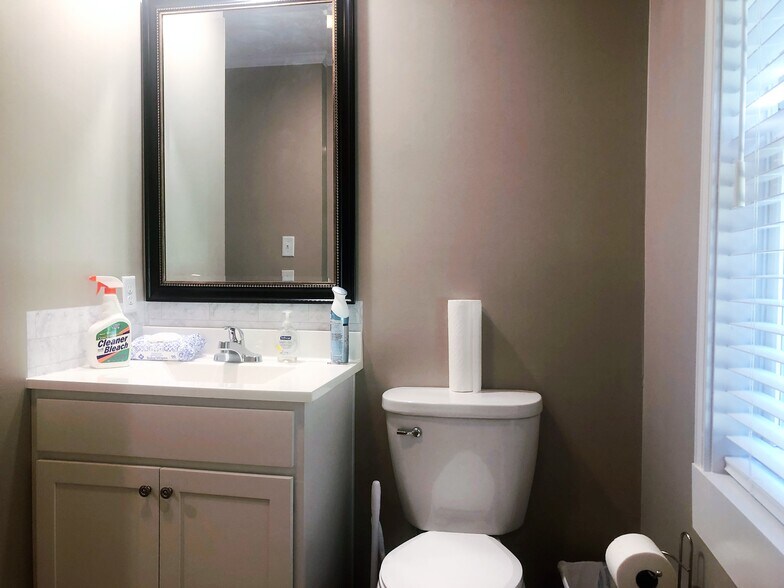 Main floor bath - 1808 Mikonda Dr