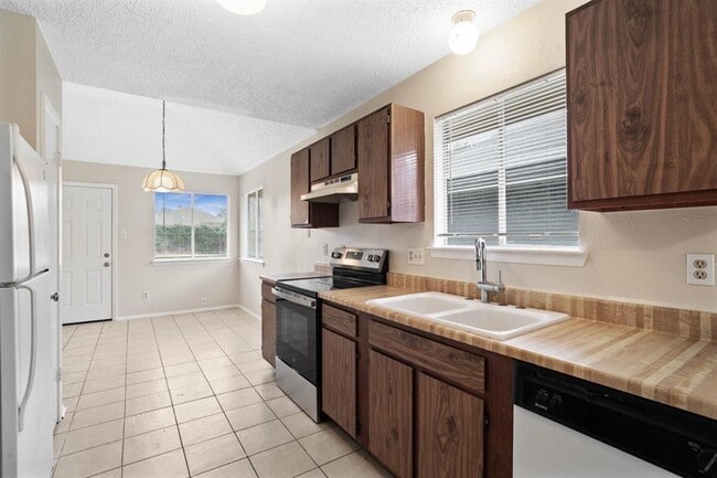 Building Photo - 23302 Summer Pine Dr