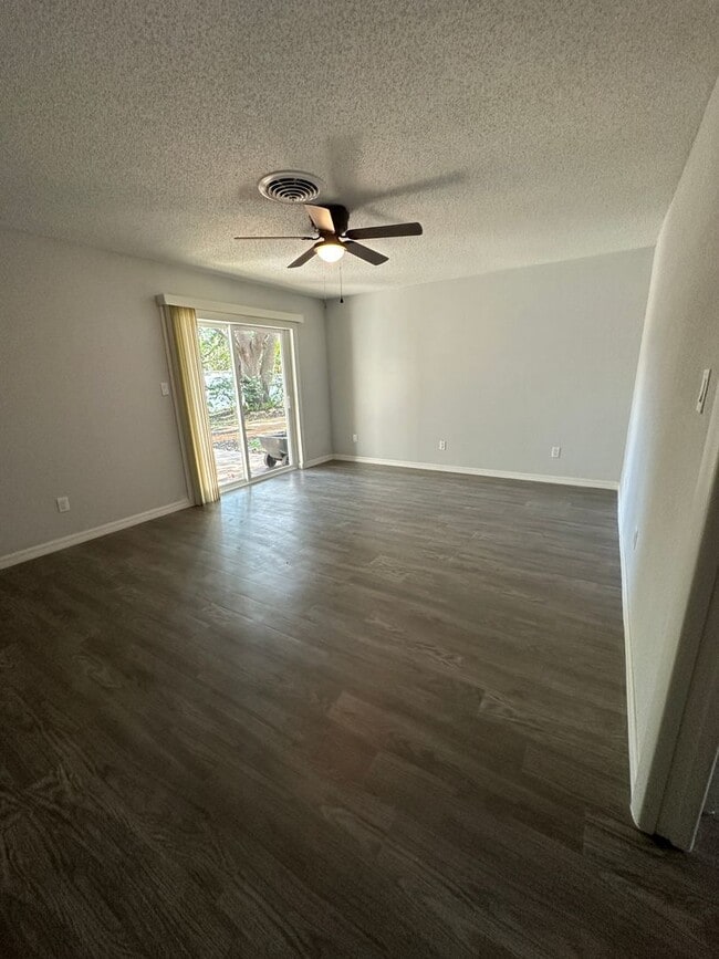 Building Photo - 4959 Tangerine Ave