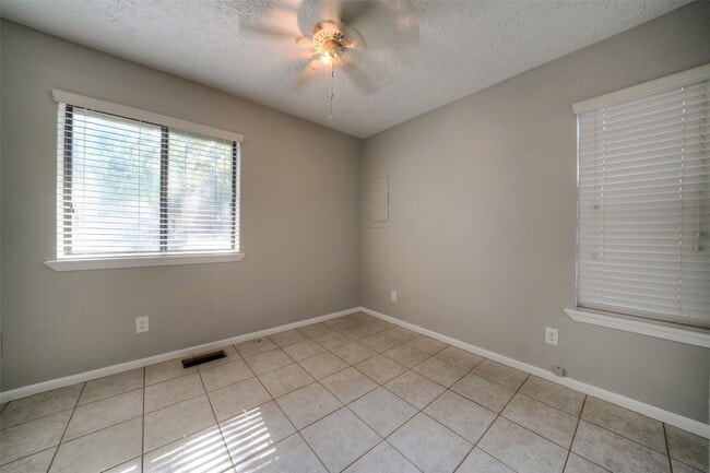 Building Photo - 25 Shady Oak Ln