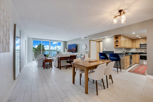 Building Photo - 10350 W Bay Harbor Dr