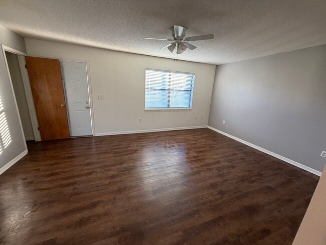 Building Photo - 817 Tanager Rd