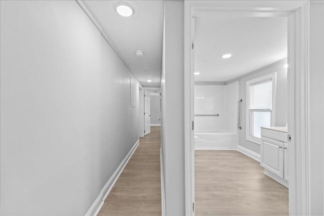 Building Photo - Newly Renovated 2 bedroom home in Burlington