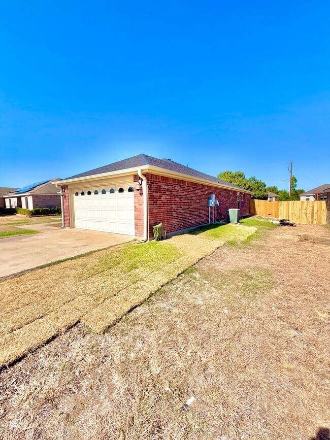 Building Photo - 2415 Isabelle Dr