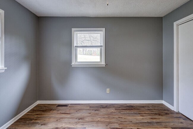 Building Photo - Newly Renovated 3 Bedroom Rental in Johnso...