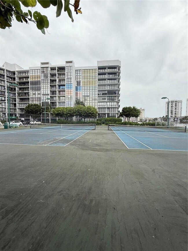 Building Photo - 1000 Parkview Dr