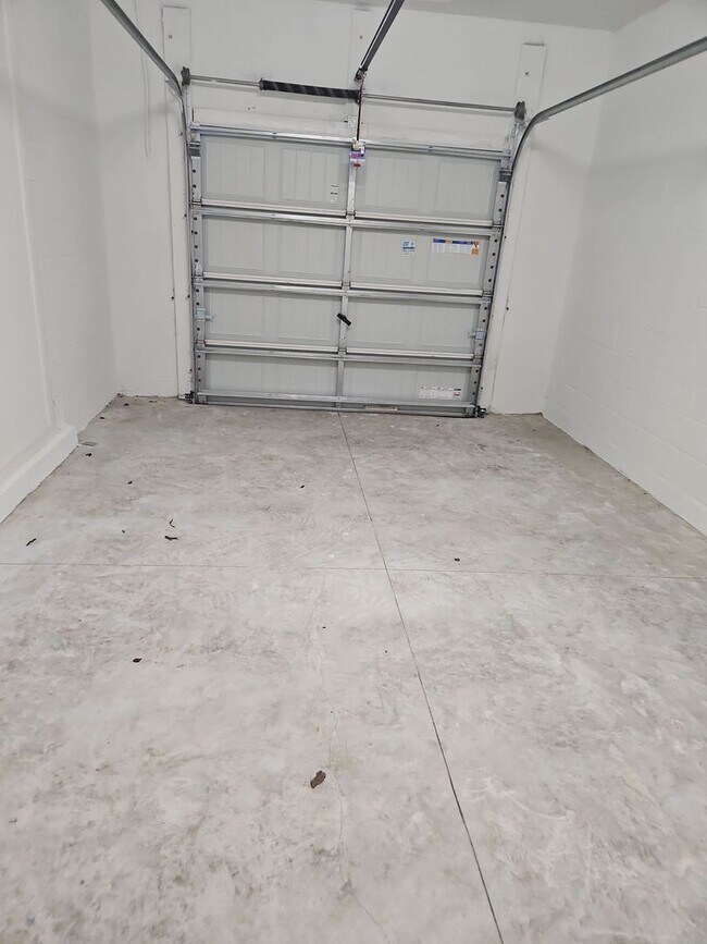 Building Photo - Dazzling 3-bedroom, 2.5-bathroom, 1 car ga...