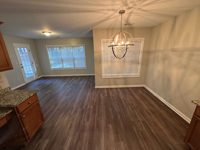 Building Photo - Beautiful 4 bed 3 Bath Home in Heart of Gr...