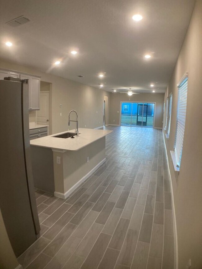 Building Photo - Stylish & Low-Maintenance Living in Oakleaf Community