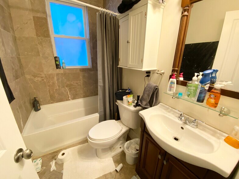 Building Photo - 178 Hillside St