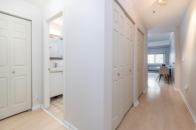 Building Photo - 476 Monmouth St