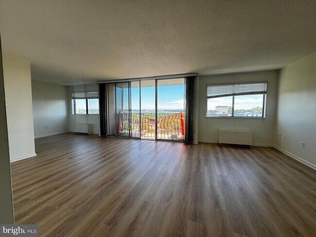 Building Photo - 2059 Huntington Ave