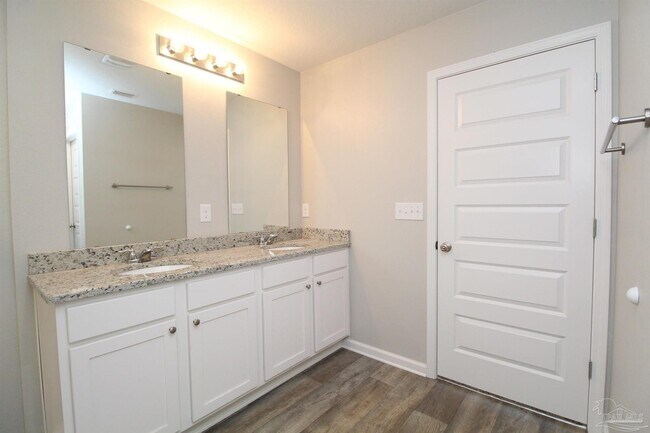 Building Photo - 7524 Oak Lake Blvd