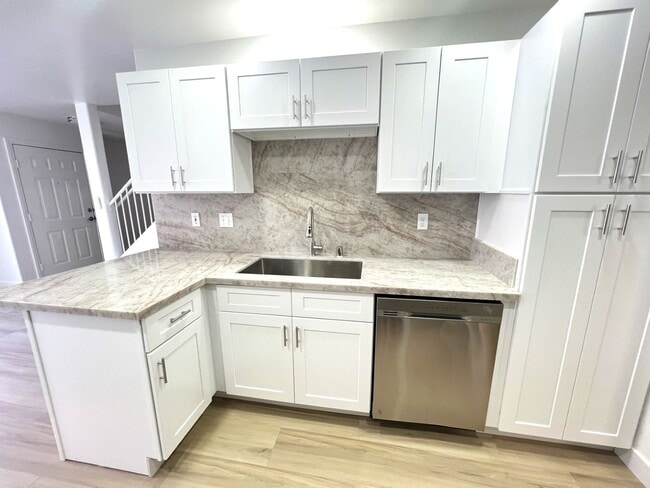 Building Photo - 3 bedroom, 2.5 bathroom home located in Henderson, NV!