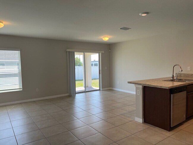 Building Photo - AVAILABLE NOW- 4 Bedroom -2 Bathrooms NE Cape Coral- Gator Circle Area
