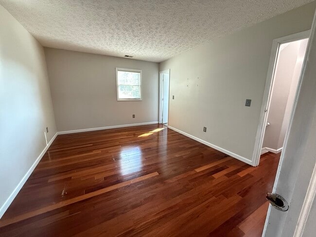 Building Photo - Updated 4 Bedroom, 2.5 Bath Home