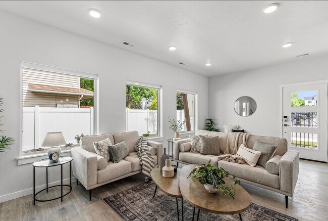 Building Photo - Boise 3 Bed 2.5 Bath 2 Car Garage Town available 3/6/26