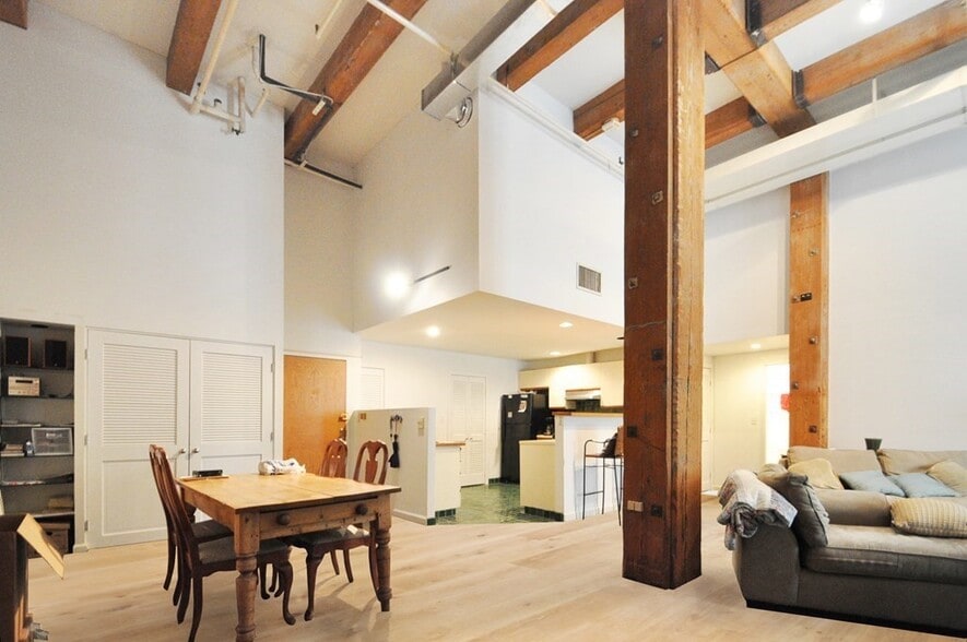 Building Photo - 15 Sleeper St