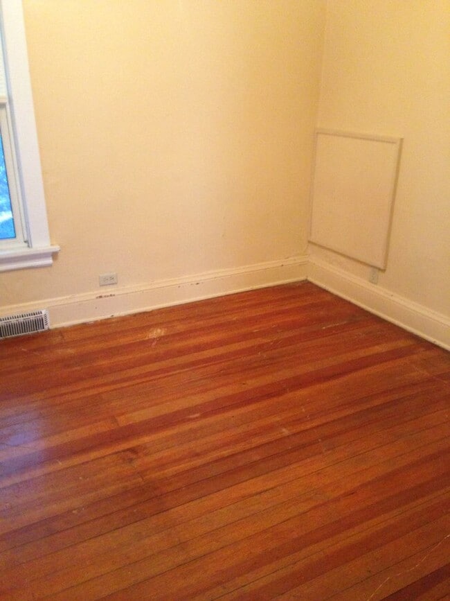 Building Photo - 3 bedroom / 1 bath House