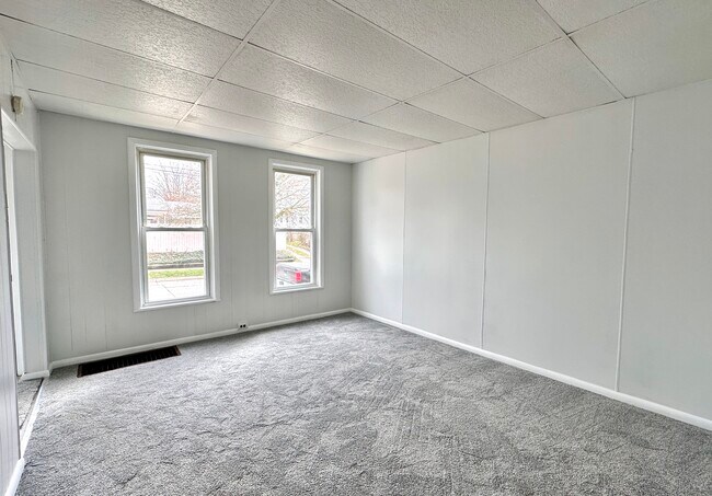 Building Photo - 810 W 2nd St