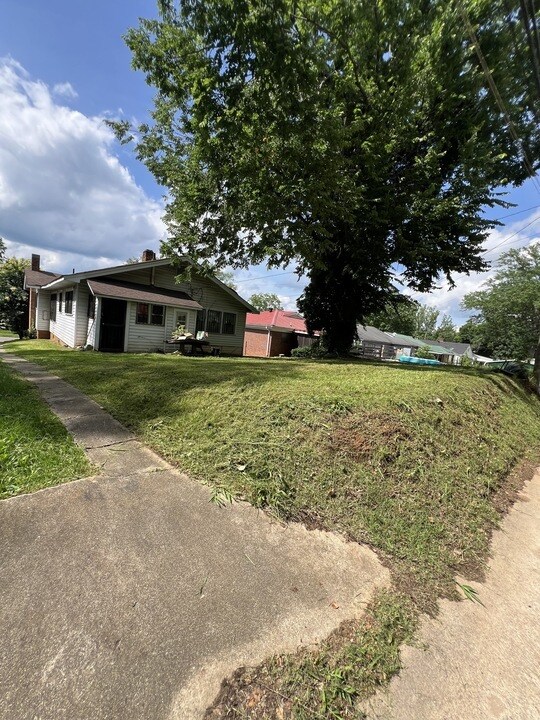 Primary Photo - 921 Valley Rd Pl